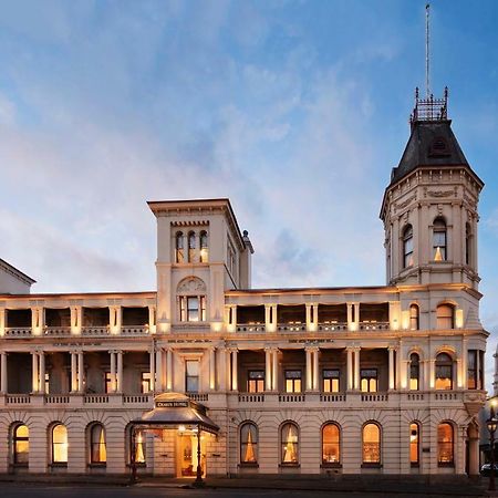 Craig'S Royal Hotel Ballarat Exteriör bild The hotel at dusk