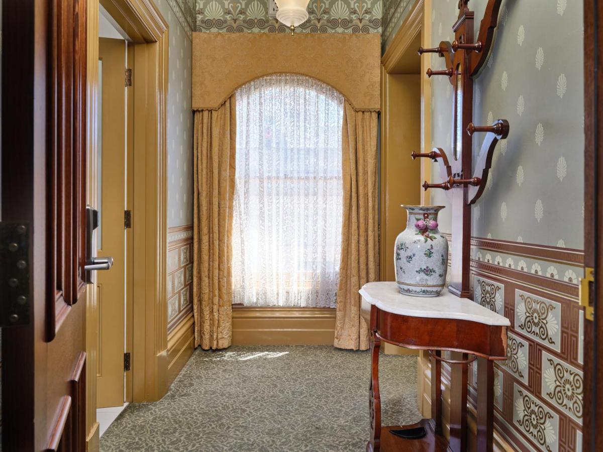 Craig'S Royal Hotel Ballarat Exteriör bild The hallway
