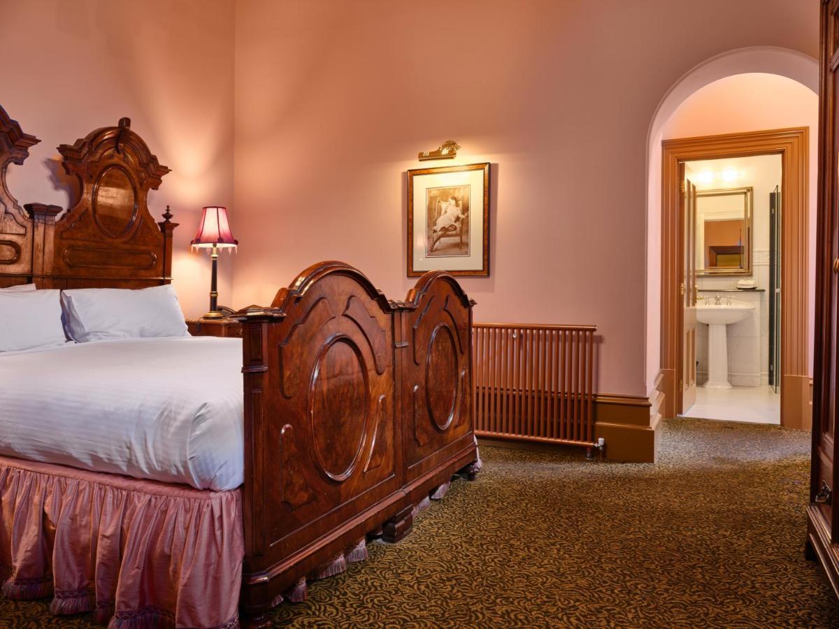 Craig'S Royal Hotel Ballarat Exteriör bild A bedroom at the hotel