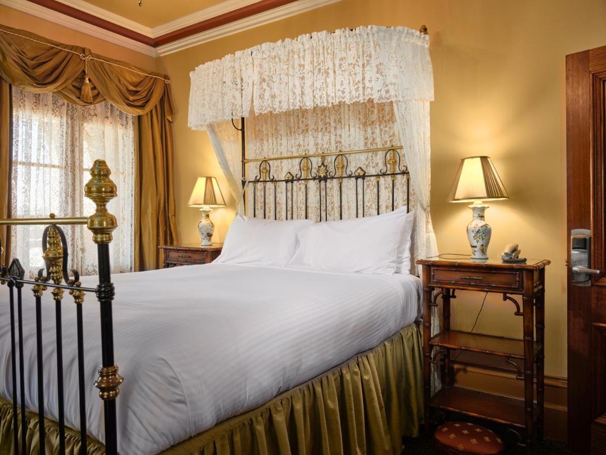 Craig'S Royal Hotel Ballarat Exteriör bild A guest room at the hotel