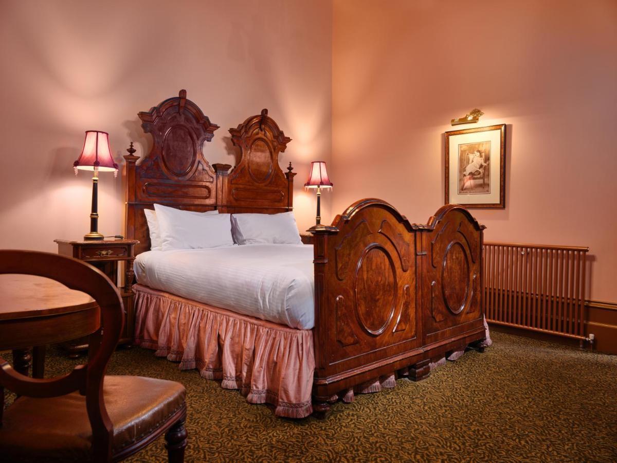 Craig'S Royal Hotel Ballarat Exteriör bild A bedroom at the hotel