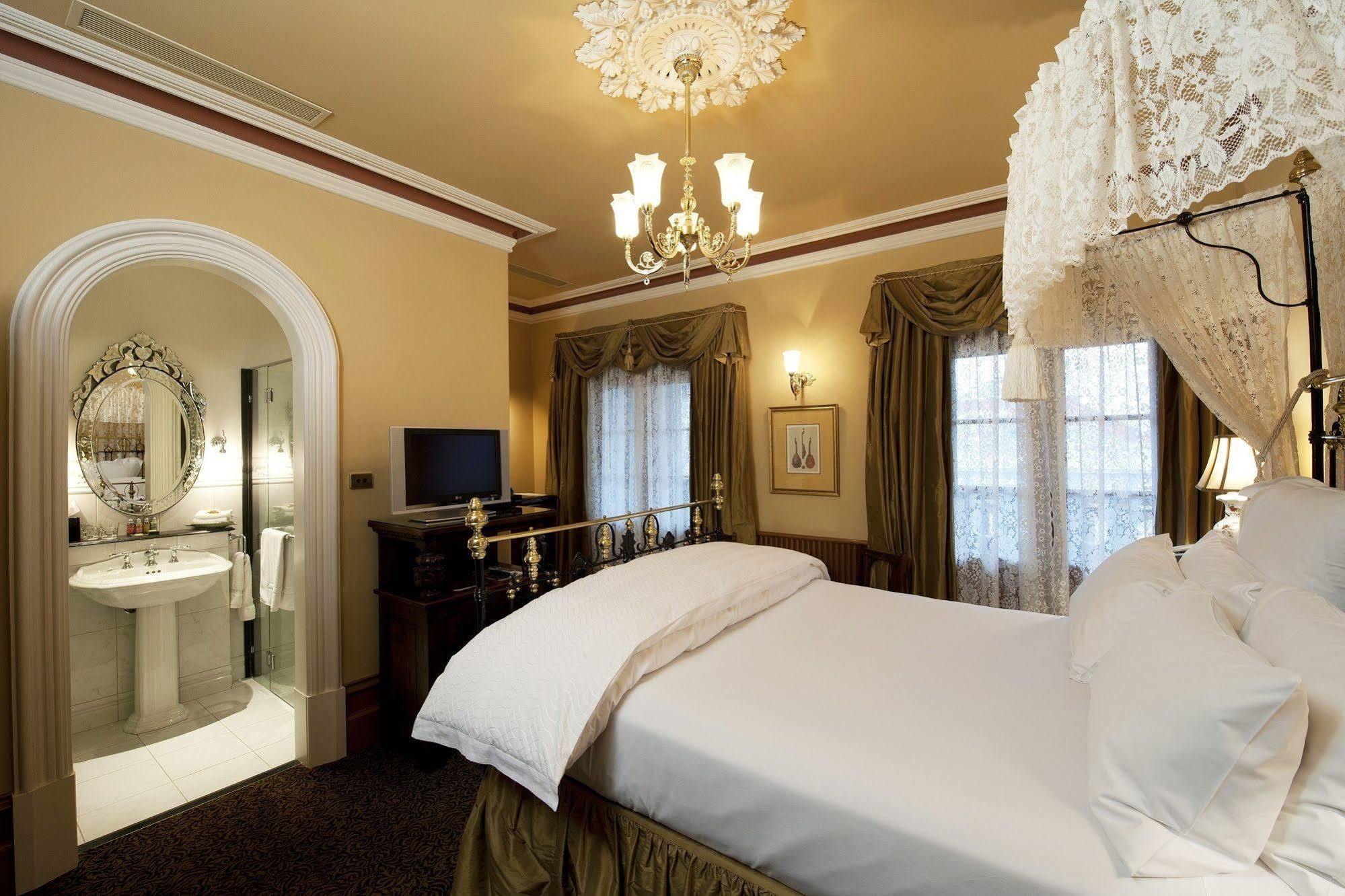 Craig'S Royal Hotel Ballarat Exteriör bild A room at the hotel