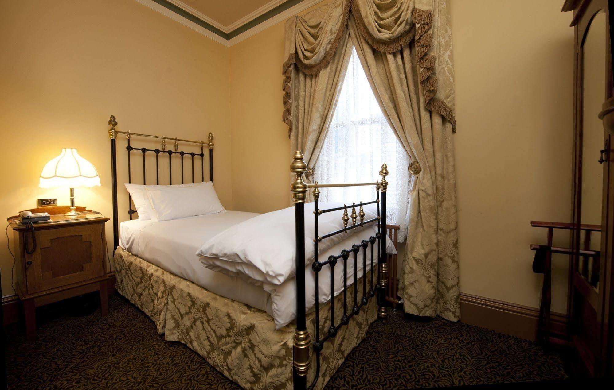 Craig'S Royal Hotel Ballarat Exteriör bild A single room at the hotel