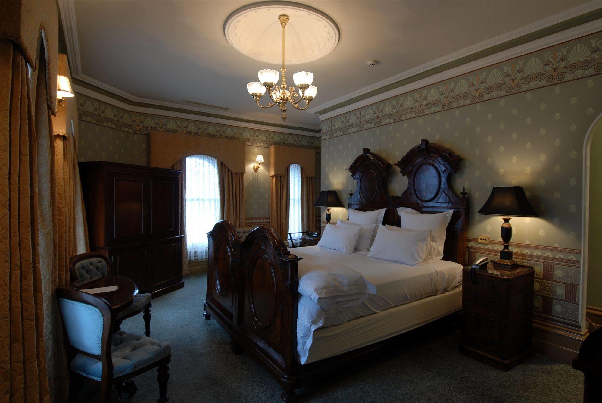 Craig'S Royal Hotel Ballarat Exteriör bild A guest room at the hotel