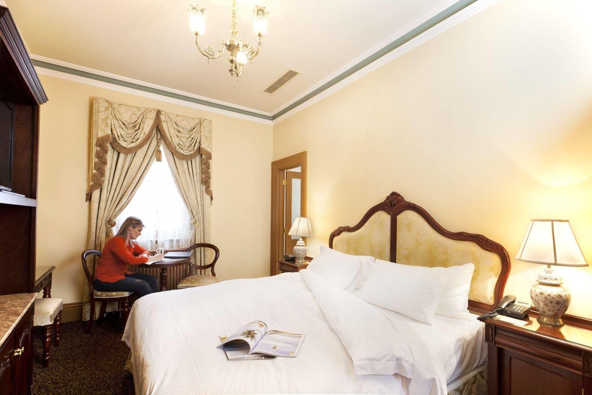 Craig'S Royal Hotel Ballarat Exteriör bild A guest room at the hotel