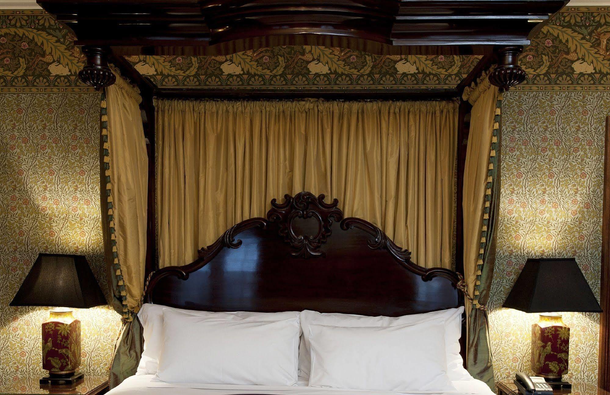 Craig'S Royal Hotel Ballarat Exteriör bild The bed in the bedroom of the hotel
