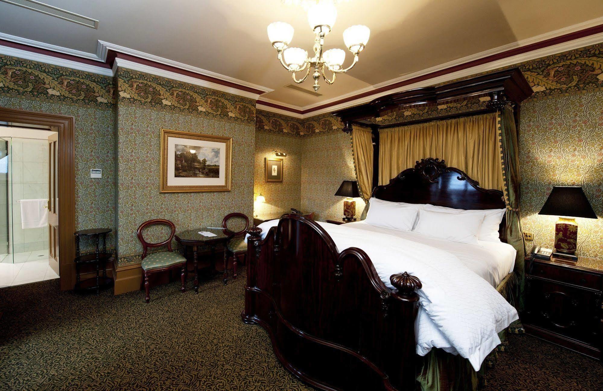 Craig'S Royal Hotel Ballarat Exteriör bild A bedroom at the hotel