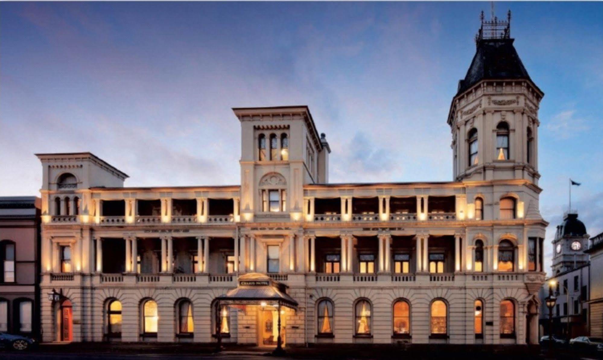 Craig'S Royal Hotel Ballarat Exteriör bild The hotel at night