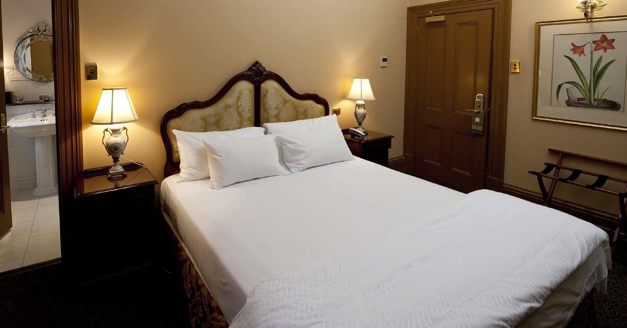 Craig'S Royal Hotel Ballarat Exteriör bild A bedroom at the hotel