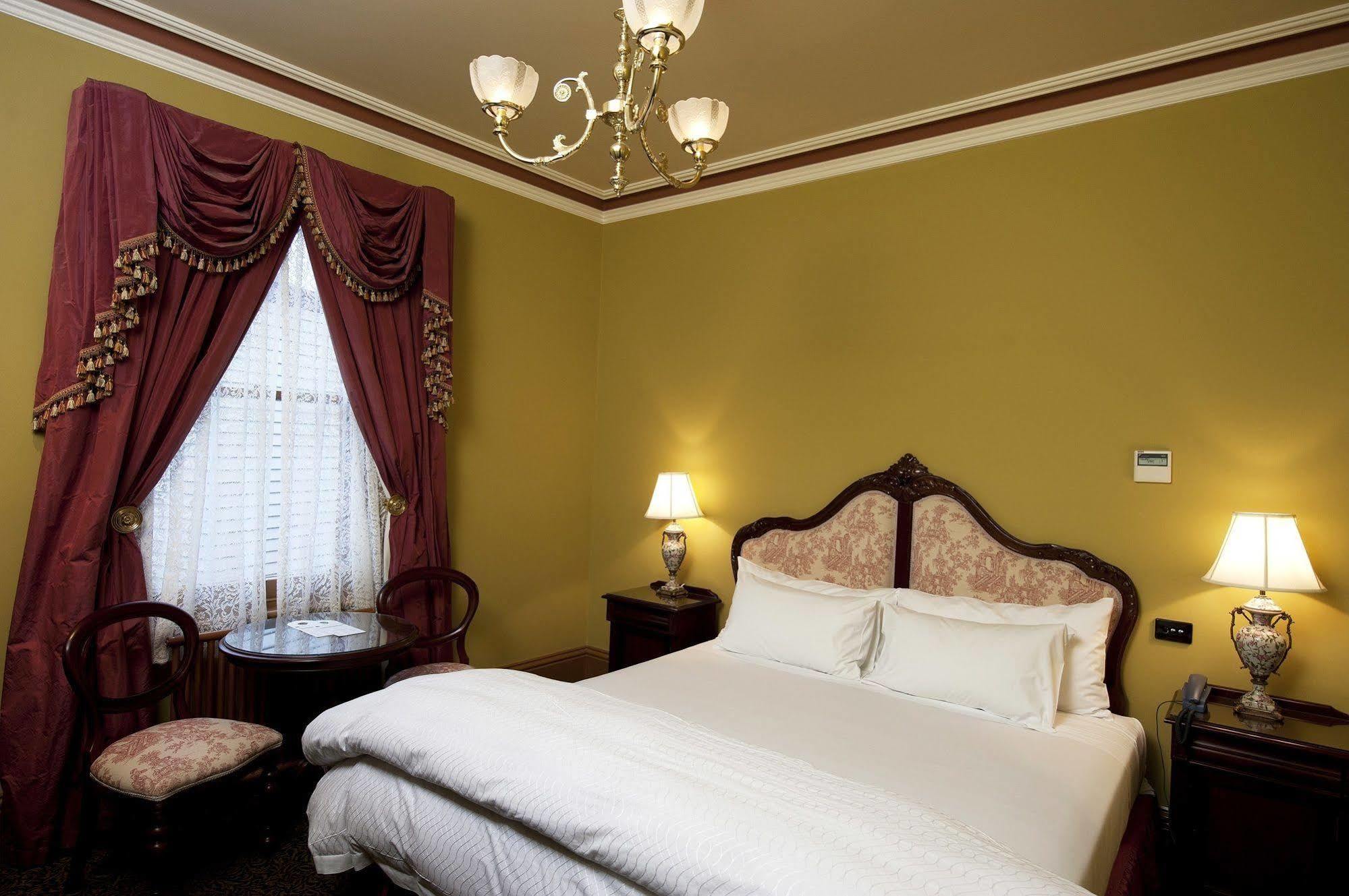Craig'S Royal Hotel Ballarat Exteriör bild A room at the hotel