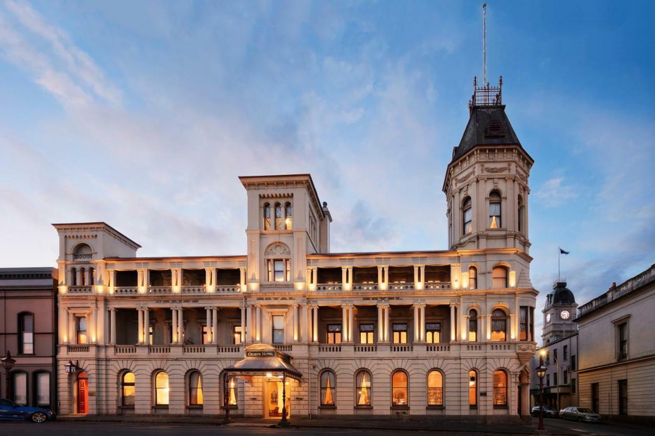 Craig'S Royal Hotel Ballarat Exteriör bild The hotel at dusk